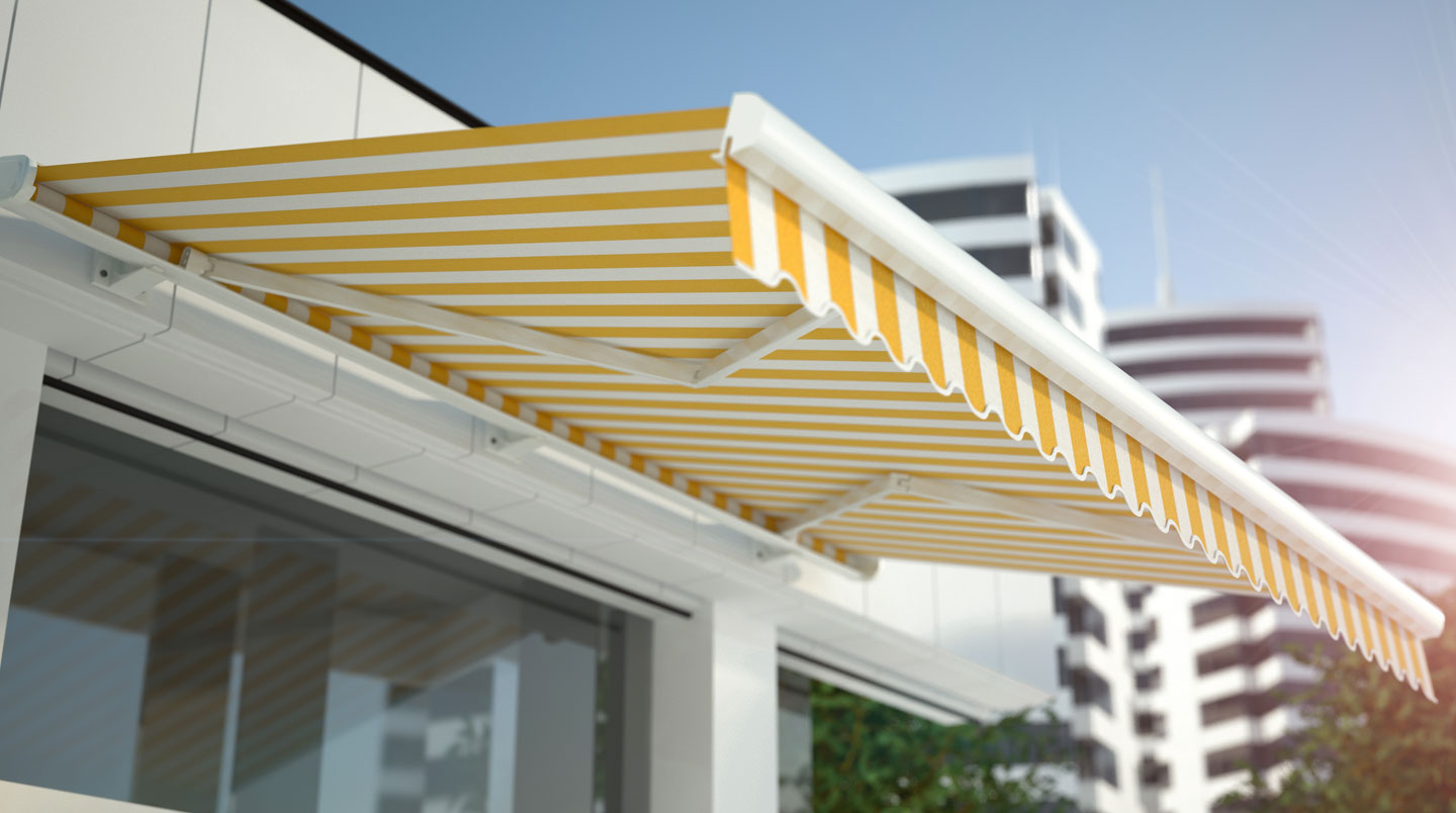 Gros plan extrême sur la texture tressée d'une toile de store acrylique, avec trame visible et grammage épais, lumière naturelle filtrant à travers les fibres créant un jeu d'ombre et de lumière